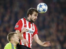 PSV-middenvelder Davy Pröpper wint overtuigend een kopduel tijdens de Champions League-wedstrijd tegen CSKA Moskou. (08-12-2015)
