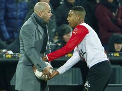Peter Bosz (l.) probeert Jean-Paul Boëtius (r.) te hinderen tijdens Feyenoord - Vitesse. (31-1-2014)