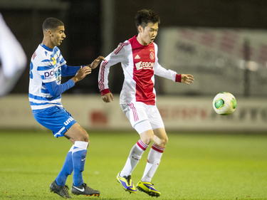 Chengkuai Wang (r.) houdt in de Jupiler League-wedstrijd tegen De Graafschap Soufian Echcharaf van de bal. (11-11-2013)