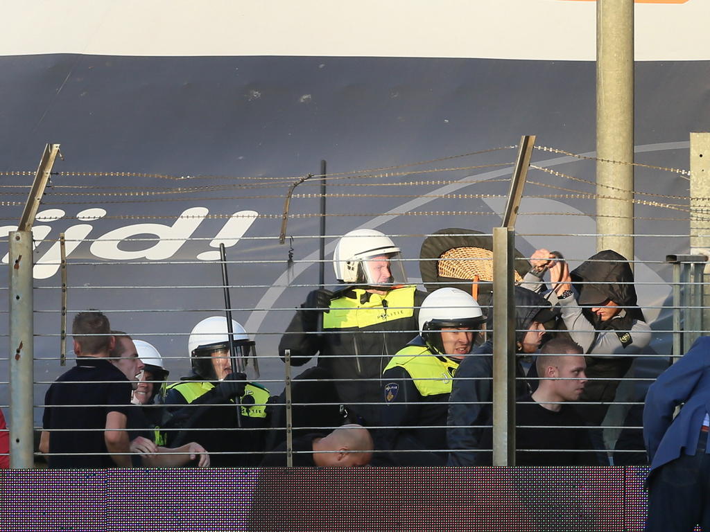 De ME moet ingrijpen tijdens FC Den Bosch - FC Oss. Supporters breken uit de vakken en zoeken de confrontatie met elkaar en de politie. (01-11-2014)