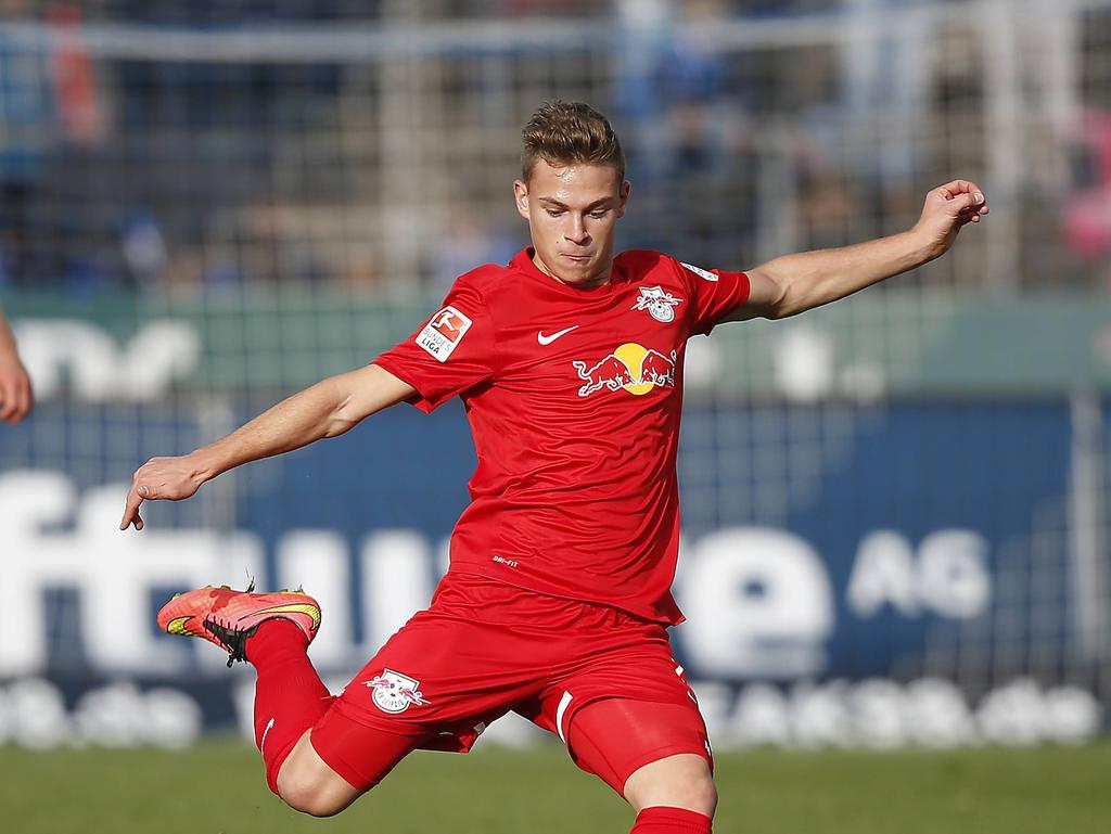 Joshua Kimmich schiet op doel in de wedstrijd Darmstadt 98-RB Leipzig in de 2.Bundesliga. (08-11-14)