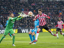 PSV spits Luuk de Jong (r.) komt net te laat en Zenit St. Petersburg keeper Yuri Lodygin (L) kan de bal pakken. (19-02-2015)