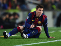 Lionel Messi van FC Barcelona zit op de grond tijdens de achtste finale van de Champions League tegen Manchester City. (18-03-2015)