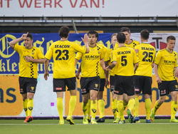 VVV-spelers vieren gezamelijk de 0-1 van FC Oss. Randy Wolters (l.) is de doelpuntenmaker. (11-05-2015)