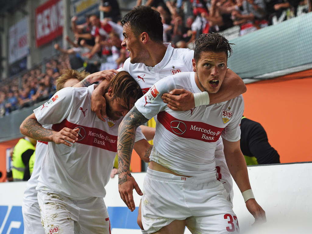 Daniel Ginczek, Martin Harnik und Daniel Didavi bejubeln die 2:1-Führung des VfB Stuttgart in Paderborn