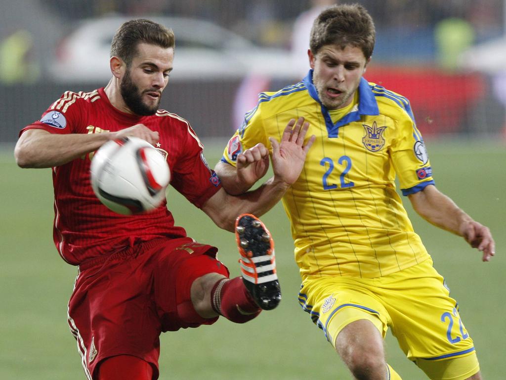 El madridista Nacho disputa un balón ante un jugador de Ucrania. (Foto: Getty)
