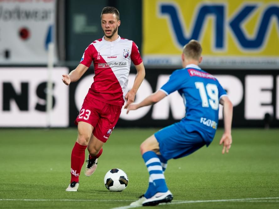 Bart Ramselaar (l.) steekt het veld over met de bal aan zijn voet. Rick Dekker wil de middenvelder van FC Utrecht stoppen. (12-05.2016)