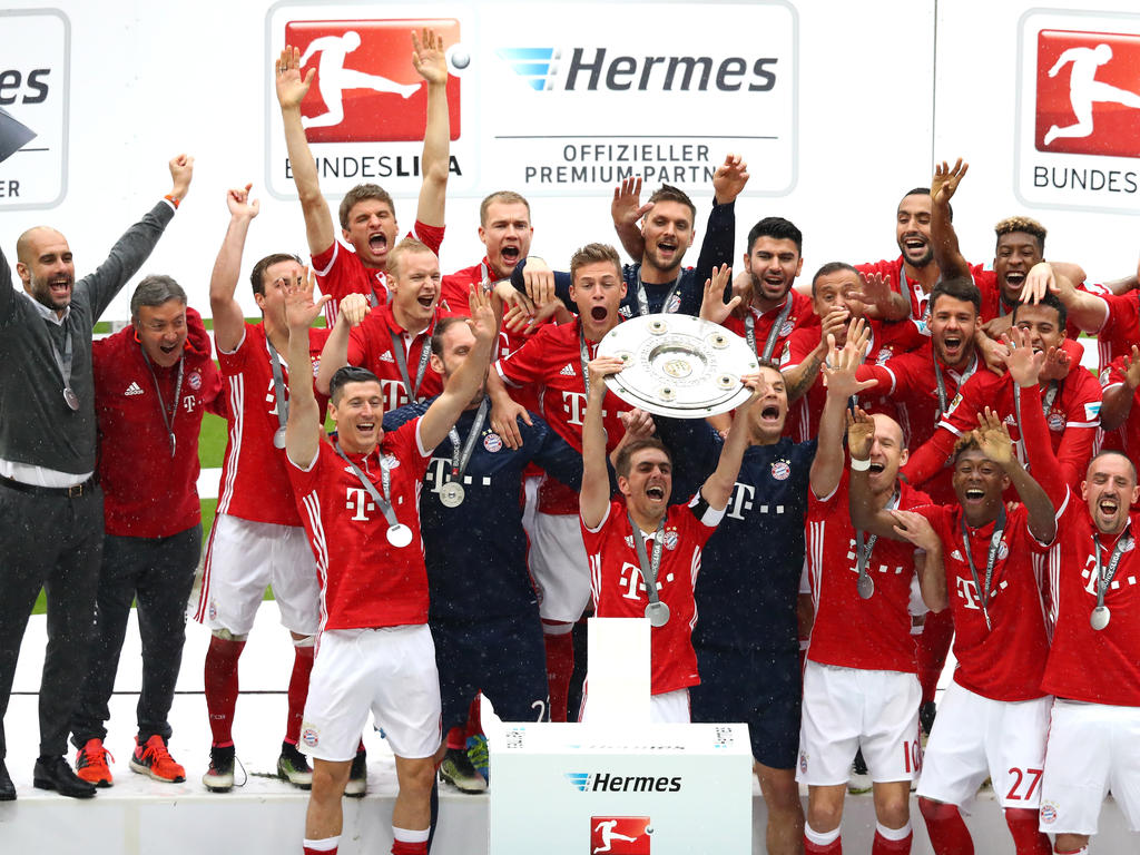 Der FC Bayern München hält zum vierten Mal in Folge die Schale hoch - Rekord!