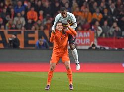 Vincent Janssen kan onmogelijk koppen, aangezien Christian Kabasele in zijn nek kruipt tijdens Nederland - België. (09-11-2016)