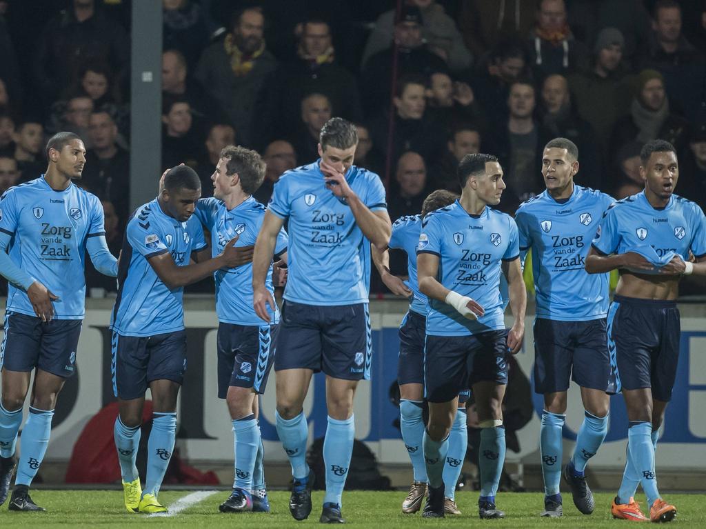 De spelers van FC Utrecht vieren het openingsdoelpunt tegen Go Ahead Eagles. (28-01-2017)