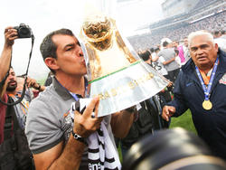El técnico de Corinthians con la Copa del Brasilerao. (Foto: Getty)