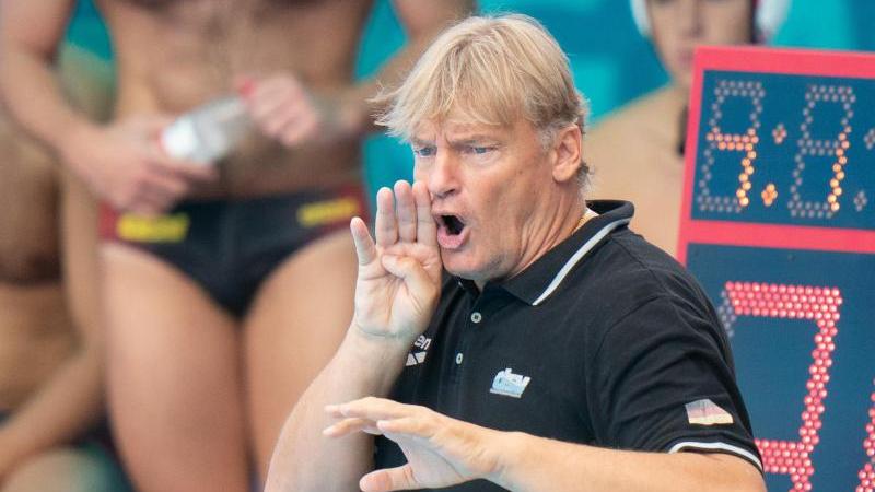 Bundestrainer Hagen Stamm sieht die deutschen Wasserballer als klare Außenseiter beim Duell mit Kroatien. Foto: Bernd Thissen