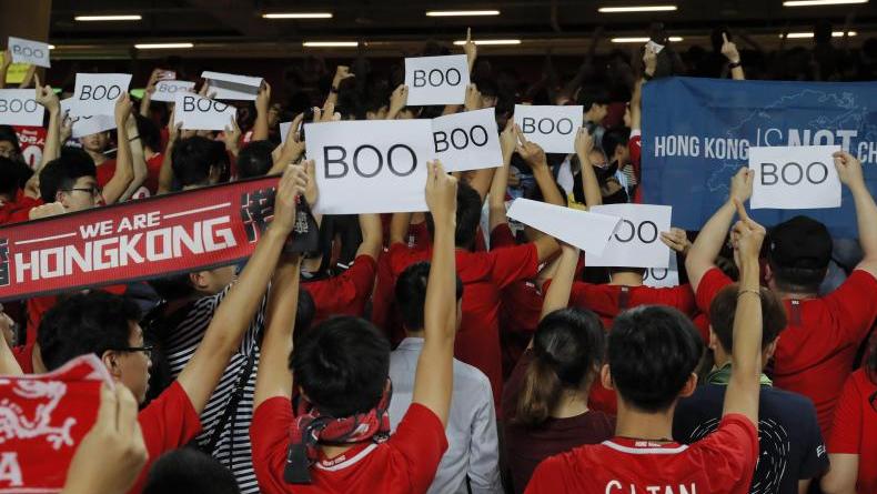 Hongkonger Fußballfans protestieren beim Abspielen der chinesischen Nationalhymne Hongkonger Fußballfans protestieren beim Abspielen der chinesischen Nationalhymne