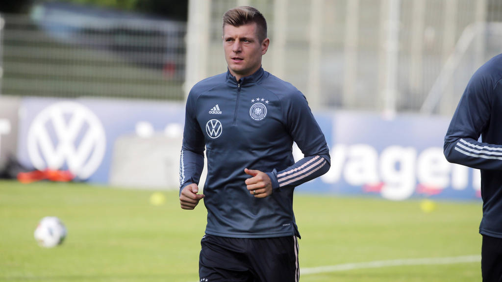 Toni Kroos ist im EM-Quartier eingetroffen Toni Kroos ist im EM-Quartier eingetroffen