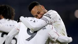Alexandre Lacazette (M.) und Pierre-Emerick Aubameyang (r.) vom FC Arsenal bejubeln das Siegtor