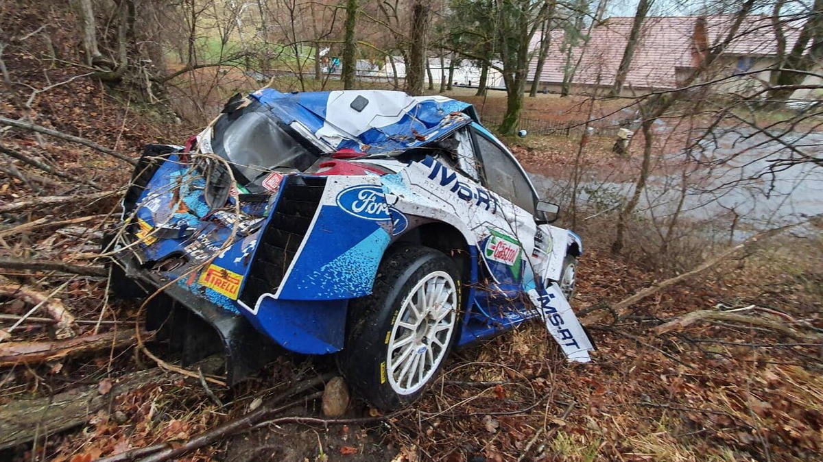 Suninen und sein Beifahrer Markkula konnten ihr gecrashtes Fahrzeug unverletzt verlassen Suninen und sein Beifahrer Markkula konnten ihr gecrashtes Fahrzeug unverletzt verlassen