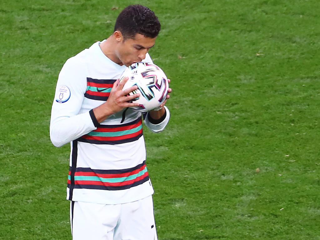 Ronaldo sorgte mit dem Wegstellen von Flaschen des Sponsors Coca Cola bei einer PK für Aufsehen