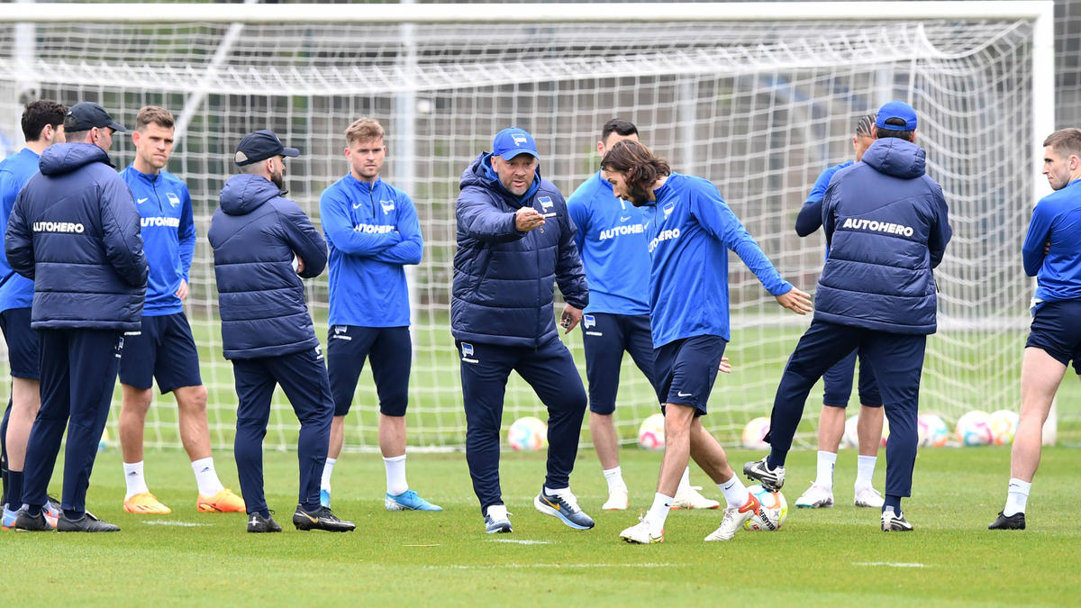 Ivan Sunjic (vorne rechts) soll Hertha-Trainer Pál Dárdai in dieser Szene vor die Füße gespuckt haben