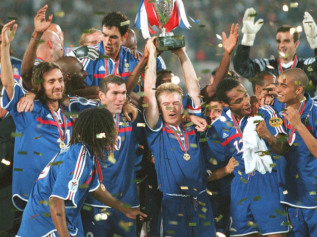 Didier Deschamps, Zinedine Zidane y  Thierry Henry, entre los campeones de Europa de 2000. (Foto: Getty)