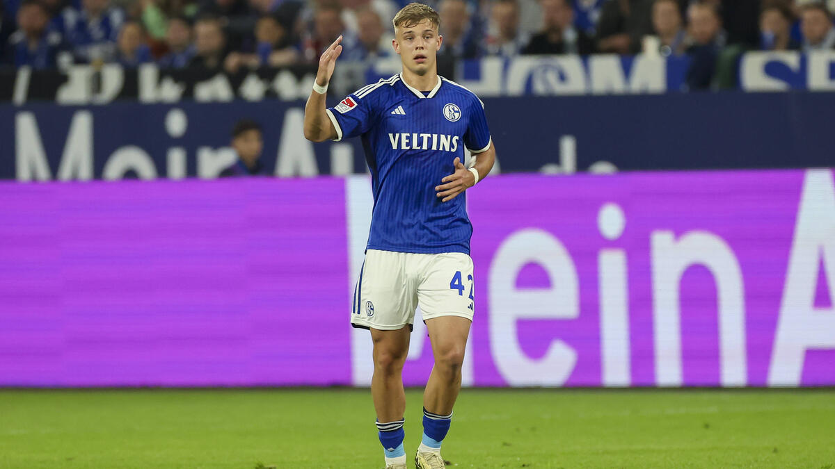 Keke Topp đang quay lưng lại với FC Schalke 04