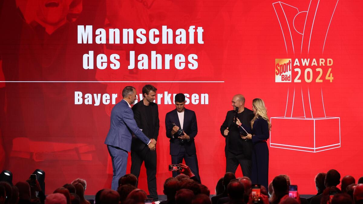 Bayer <a href="https://sieupham2013.com/category/doi-leverkusen">leverkusen </a>nhận giải “Sport-Bild-Award” cho đội bóng của năm’ title=’Bayer Leverkusen nhận giải “Sport-Bild-Award” cho đội bóng của năm’></p>
<div class="hs-subtitle">Bayer Leverkusen nhận giải “Sport-Bild-Award” cho đội bóng của năm</p>
<div class="hs-image-owner">Ảnh: © Christian Charisius, dpa</div>
</div>
</div>
<div class="hs-date hs-news-published-datetime">Ngày 26 tháng 8 năm 2024, 21:32</div>
</div>
<div class="hs-main">
<div class="hs-brick hs-news-single" data-news_type="1">
<div class="content">
<p>Nhà vô địch bóng đá Đức Bayer Leverkusen đã nhận được “Giải thưởng Sport-Bild” là đội của năm.</p>
<div class="ada-preservespace-mobile_1">
<div class="MoltenBundle mobile" id="mobile_1">
		<script>
			if (typeof MoltenBundle !== 