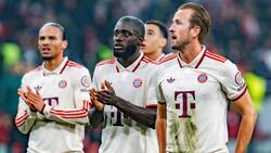 Dayot Upamecano (M.) hat derzeit noch Vertrag bis 2026 beim FC Bayern