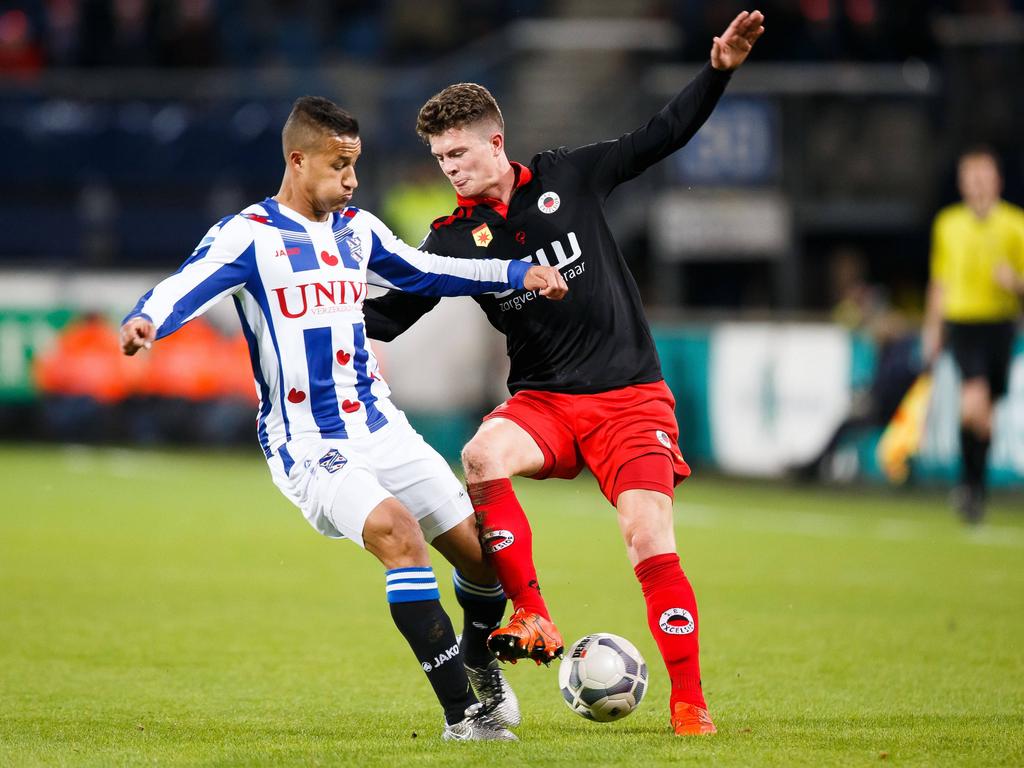 Excelsior-verdediger Bas Kuipers (r.) voert zijn verdedigende taak goed uit en tikt bij een tegenaanval van sc Heerenveen de bal voor de voeten van Luciano Slagveer (l.) weg. (11-12-2015)
