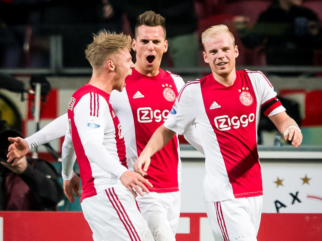 Zoals verwacht neemt Ajax de leiding in het thuisduel met hekkensluiter De Graafschap. Het is Arkadiusz Milik (m.) die in de eerste helft de 1-0 maakt. (20-12-2015)