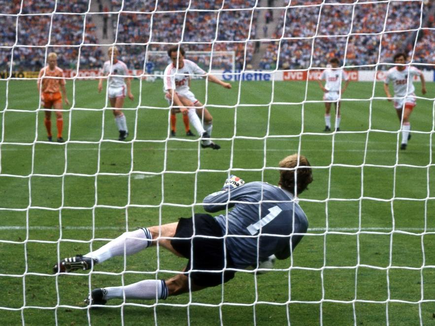 Eén van de belangrijkste foto's in de geschiedenis van het Nederlandse voetbal. Hans van Breukelen stopt in de EK-finale van 1988 een penalty van Igor Belanov, aanvaller van de Sovjet-Unie. Oranje wint de finale uiteindelijk met 2-0. (25-06-1988)