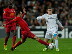Nordin Amrabat (m.) in duel met Gareth Bale (r.) tijdens Real Madrid - Galatasaray. (27-11-2013)
