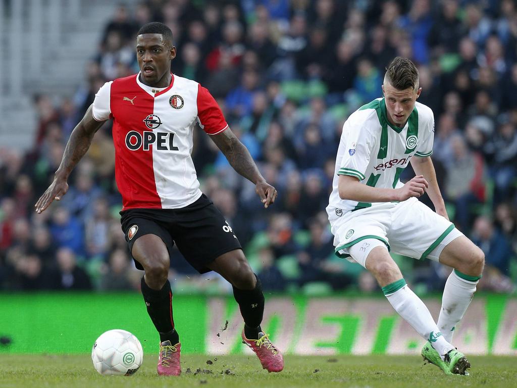 Ruben Schaken (l.) snelt voorbij Hans Hateboer (r.) tijdens FC Groningen - Feyenoord. (9-3-2014)
