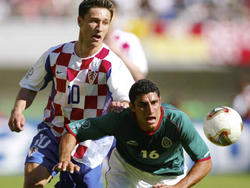 Niko Kovac (izq.) en el Mundial de 2002 contra México