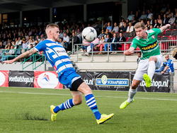 Robin Gosens (r) poeiert de bal langs Maikel van der Werff (l) voor het het doel van PEC Zwolle. (16-8-2014)