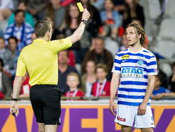 Milan Massop (r.) krijgt de gele kaart van scheidsrechter Rogier Honig (l.) tijdens het competitieduel De Graafschap - Jong Ajax. (25-04-2014)