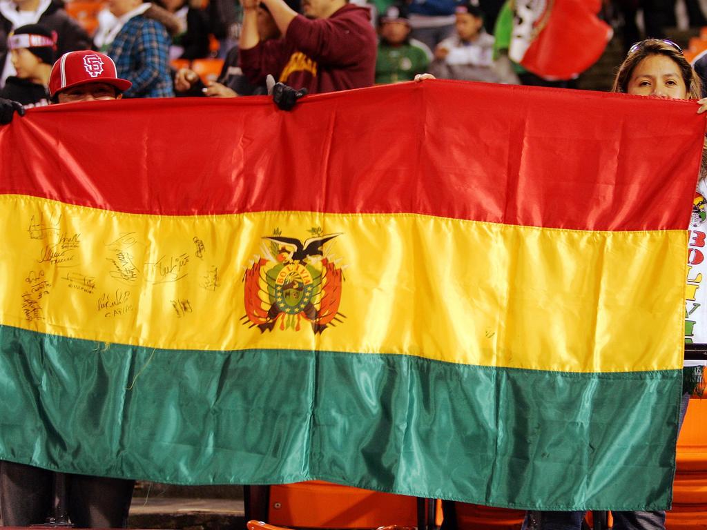 El presidente de Bolivia entregó a la selección de fútbol una bandera nacional. (Foto: Getty)