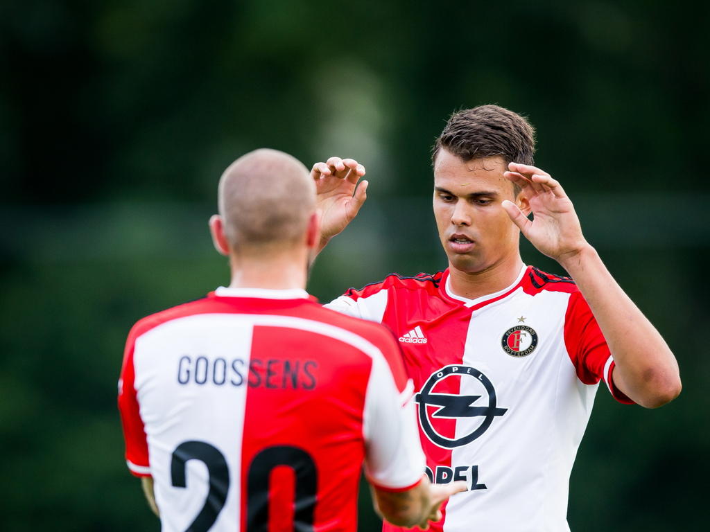 John Goossens (l.) feliciteert Mitchell te Vrede (r.) met zijn doelpunt tijdens het oefenduel ASWH - Feyenoord. (11-07-2014)