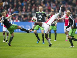 Jordy Clasie (l.) en Riechedly Bazoer (m.) gaan beide voor de bal tijdens De Klassieker Ajax - Feyenoord. Om twee middenvelders heen staan Thulani Serero (l.), Lex Immers (m.) en Karim El Ahmadi (r.). (25-01-2015)