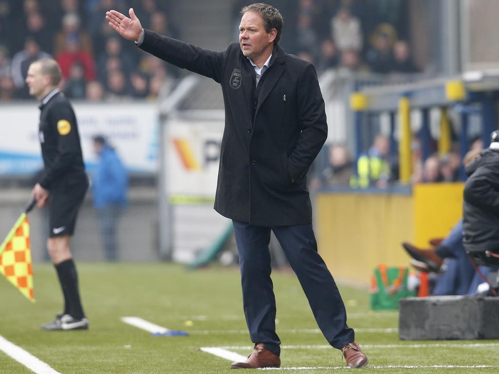 Henk de Jong geeft zijn ploeg instructies tijdens SC Cambuur - sc Heerenveen. (15-02-2015)