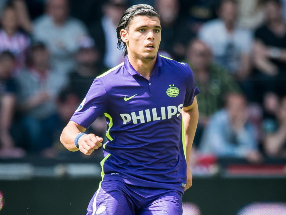PSV-verdediger Karim Rekik probeert het overzicht te houden tijdens het competitieduel met Heracles Almelo. (10-05-2015)