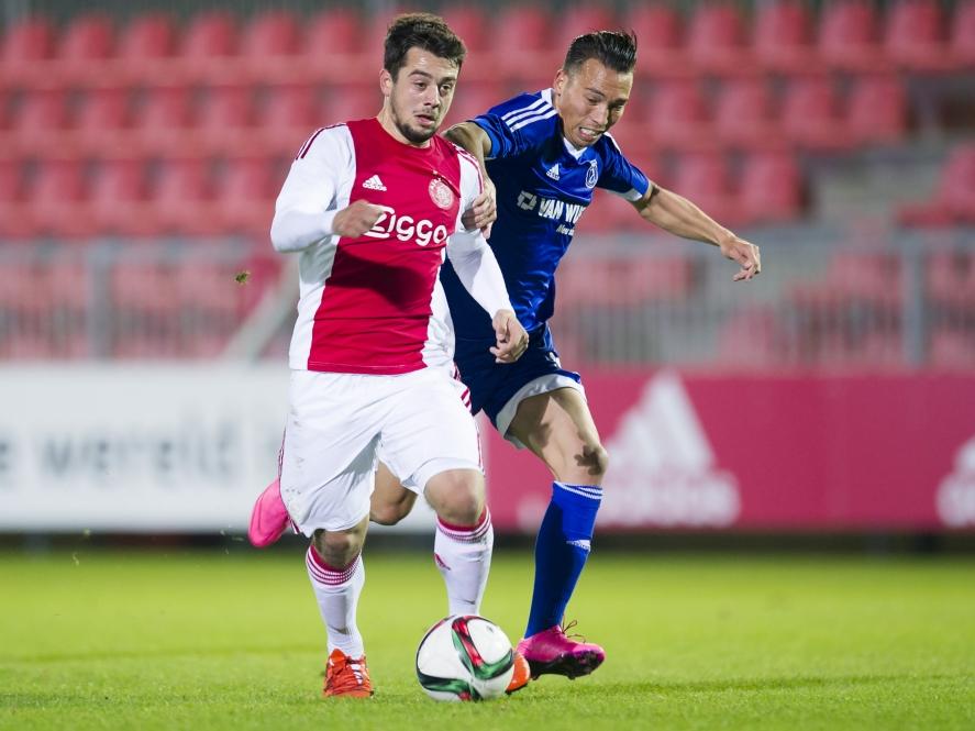 Amin Younes (l.) dribbelt op met de bal tijdens het duel tussen Jong Ajax en Almere City. Gaston Salasiwa (r.) probeert de rappe aanvaller in te halen. (19-10-2015)
