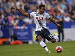 Moussa Dembélé schiet op doel tijdens het competitieduel Leicester City - Tottenham Hotspur. (22-08-2015)