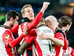 PSV domineert tegen AZ en komt na een kwartier spelen al op een 2-0 voorsprong. Luuk de Jong (m.) viert met de gebalde vuist zijn doelpunt. (29-11-2015)