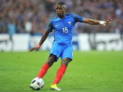 Paul Pogba ziet iemand vrij staan en speelt de bal naar voren tijdens de oefeninterland Frankrijk - Kameroen. (30-05-2016)