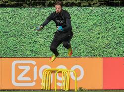 Tim Krul werkt tijdens de groepstraining van Ajax aan zijn sprongkracht. (08-09-2016)