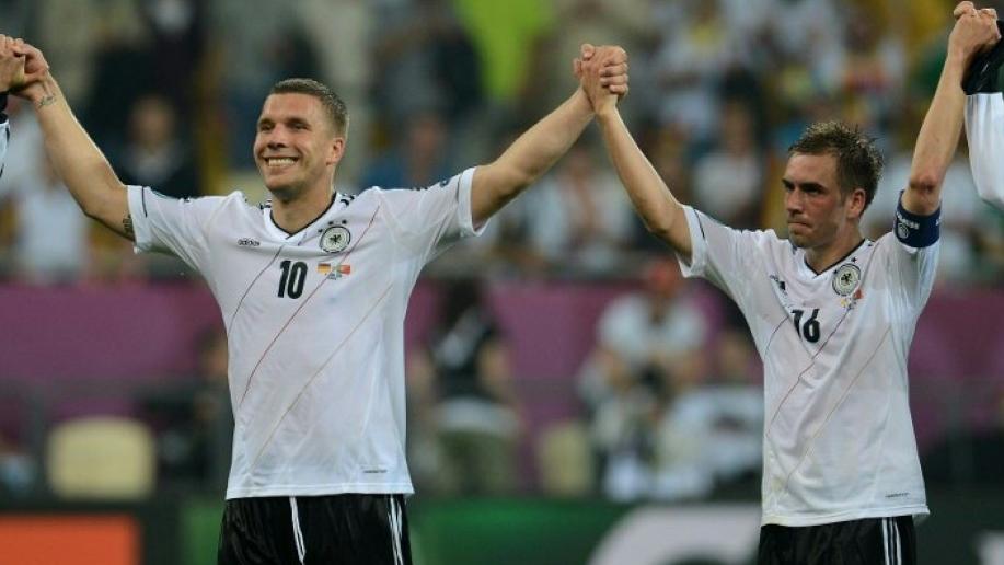 Lukas Podolski (l.) und Philipp Lahm setzen Zeichen für den Vereinssport