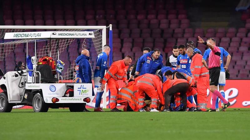 Sanitäter hatten sich nach dem Zusammenbruch um Napoli-Torwart David Ospina gekümmert Sanitäter hatten sich nach dem Zusammenbruch um Napoli-Torwart David Ospina gekümmert