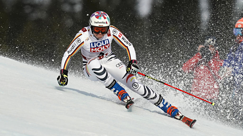 Viktoria Rebensburg belegte beim Abfahrts-Finale den zweiten Platz Viktoria Rebensburg belegte beim Abfahrts-Finale den zweiten Platz