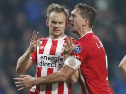 Siem de Jong (l.) zet PSV op 1-0 tegen Go Ahead Eagles. Het is het eerste doelpunt van de Newcastle United-huurling in dienst van de Eindhovenaren. (10-12-2016)