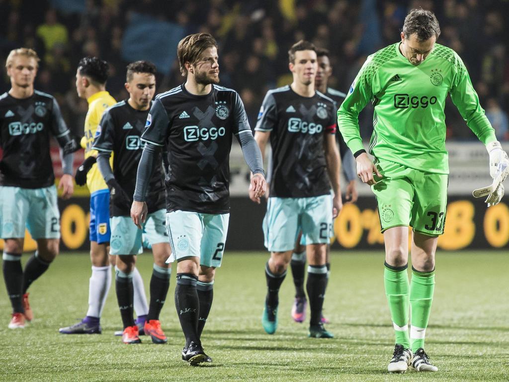De spelers van Ajax druipen teleurgesteld het veld van het Cambuurstadion af na de 2-1 nederlaag in het bekertoernooi. (15-12-2016)