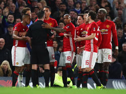 La FA criticó también la actitud de los jugadores que rodearon al árbitro. (Foto: Getty)